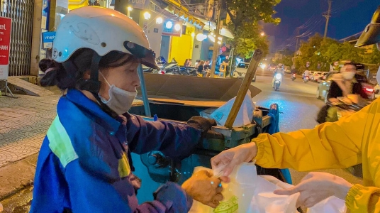 Những Chuyến Xe Cuối Năm – Hành Trình Sưởi Ấm Yêu Thương Của Gia Đình Ẩm Thực Trần